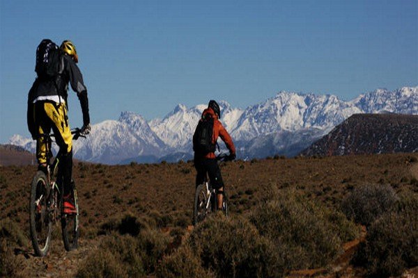 riding mtb in mountains